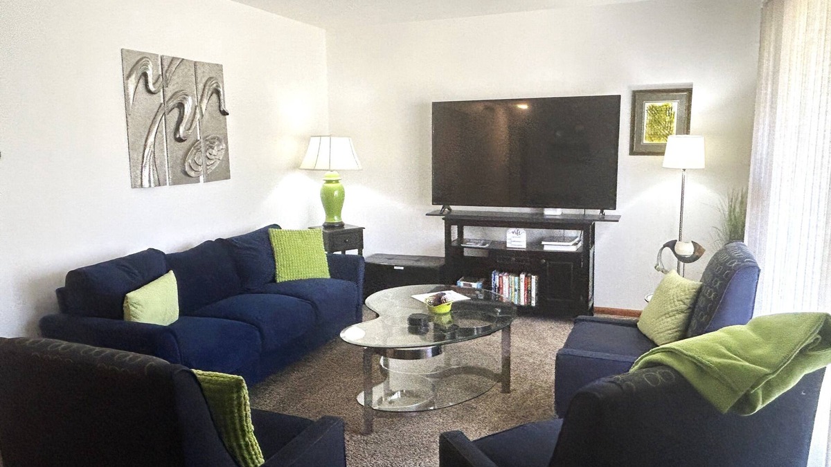 Medina House | Hometown Cozy ADA friendly, Kids, Pets, King Bed! Quiet, Safe Neighborhood
