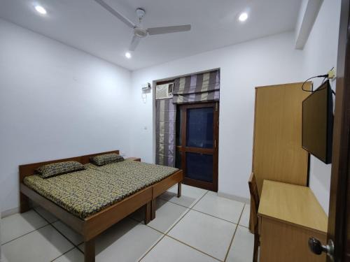 DLF Phase 5 Bed & Breakfast | Hometown Stays