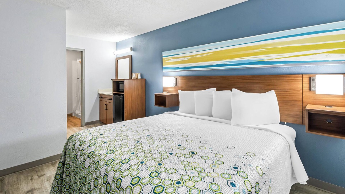 Florence Hotel | HomeTowne Studios by Red Roof Florence, KY-Cincinnati Airport