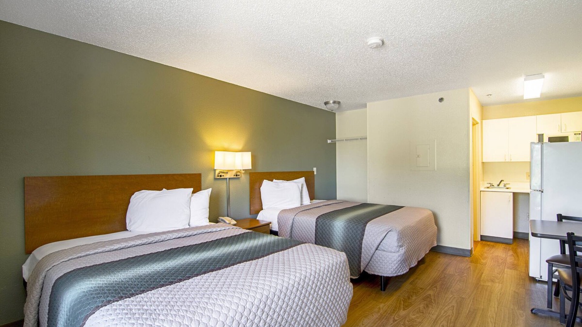 Waukegan Hotel | HomeTowne Studios by Red Roof Chicago - Waukegan