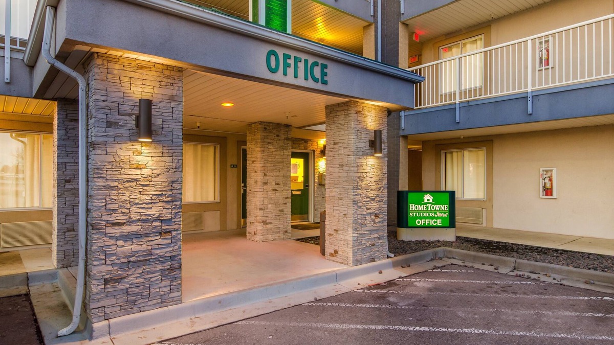 Aurora Hotel | HomeTowne Studios By Red Roof Denver - Airport/Aurora