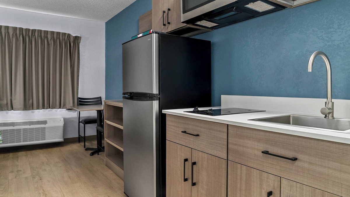 Flint Hotel | HomeTowne Studios by Red Roof Flint