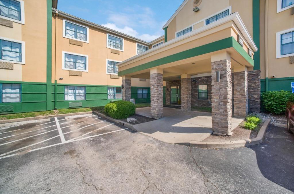 Airport Township Hotel | HomeTowne Studios by Red Roof St. Louis - Airport/N Lindbergh