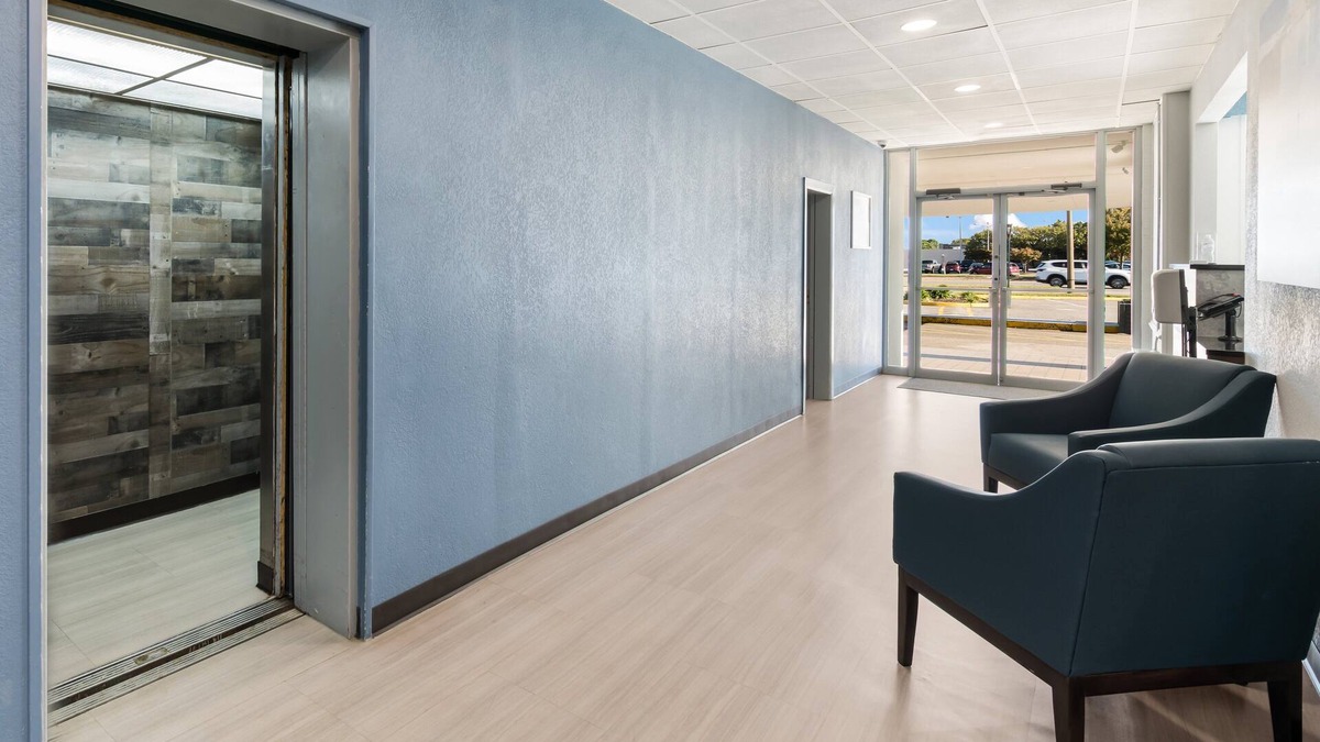 Newport News Hotel | HomeTowne Studios By Red Roof Newport News – Hampton West