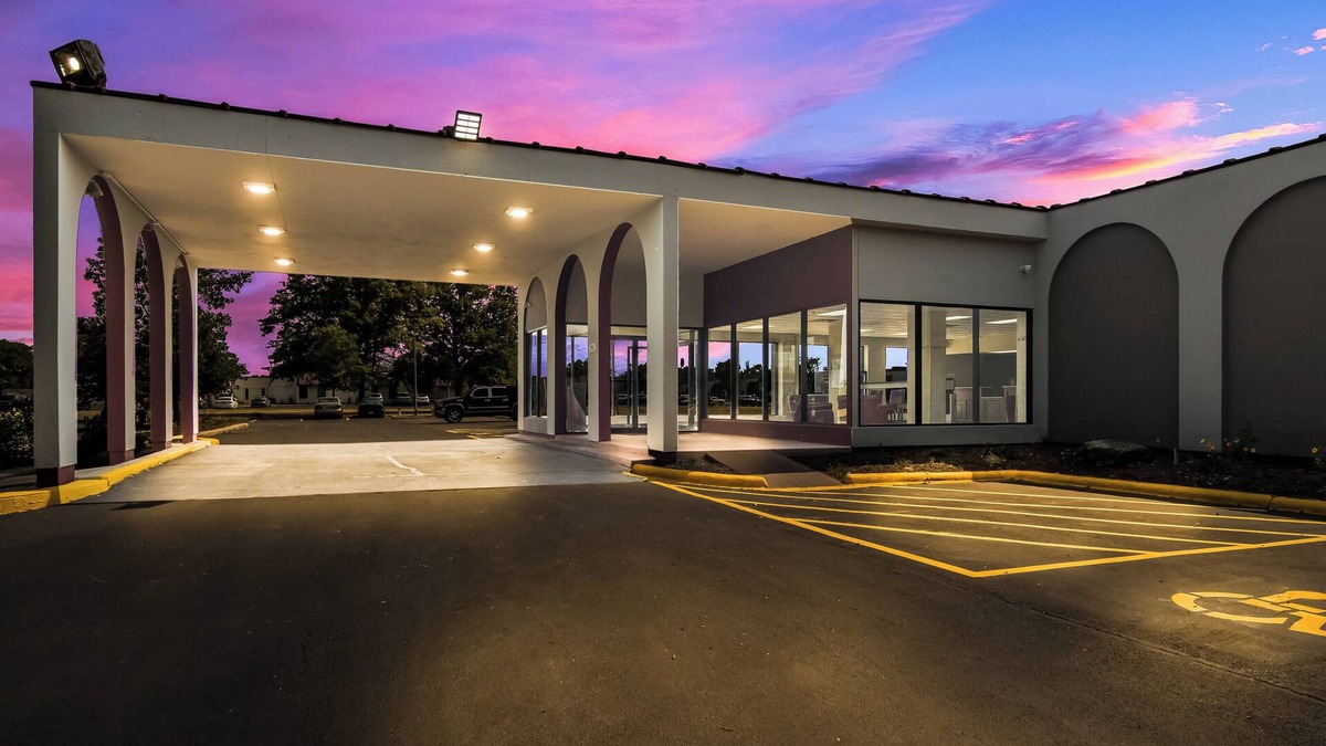 North Aurora Hotel | HomeTowne Studios by Red Roof & Conference Center Chicago – N Aurora/Naperville