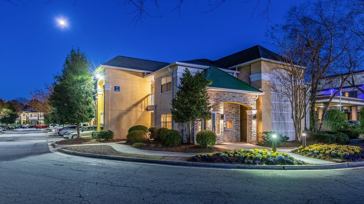 Norcross Hotel | HomeTowne Studios by Red Roof Atlanta NE - Peachtree Corners