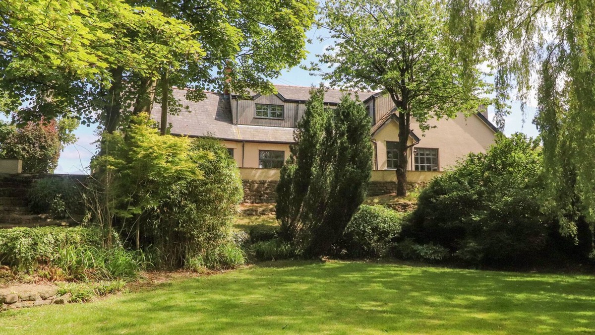 Knott End-on-Sea House | HOMEWOOD, pet friendly, with hot tub in Garstang