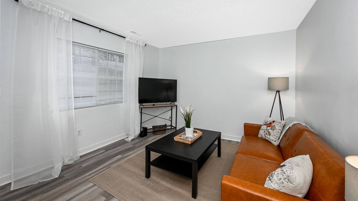 Cuyahoga Falls Apartment | Homey 2bd Perfect for Traveling Professionals!