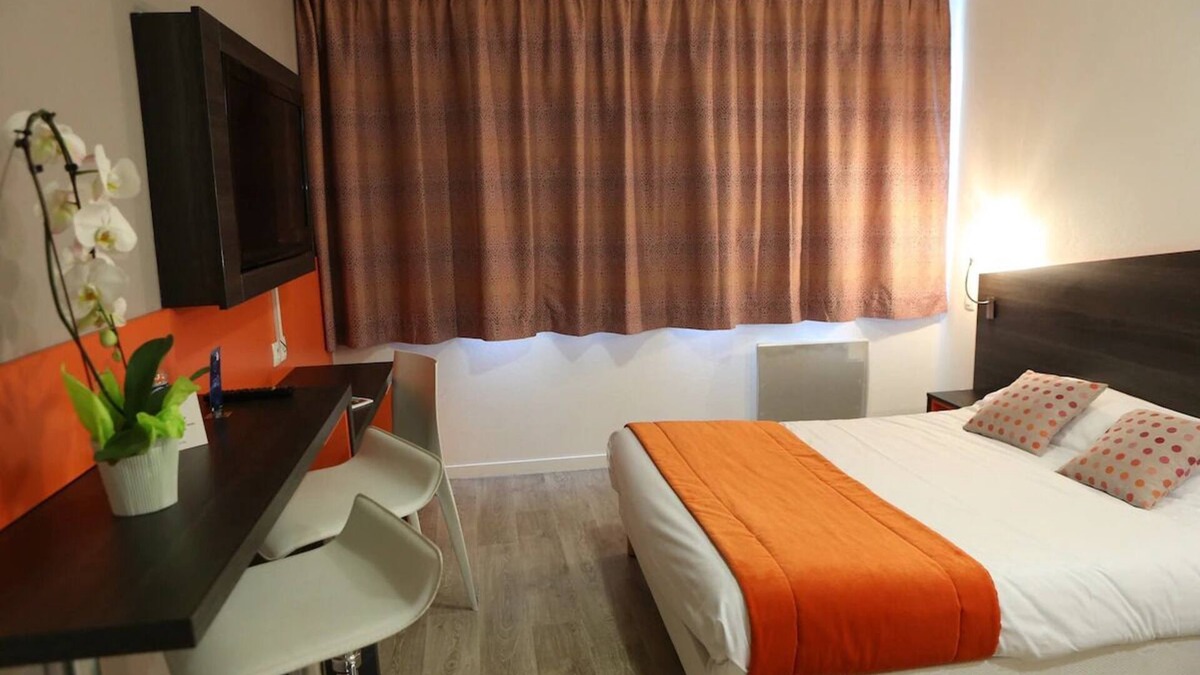 Chevilly-Larue Hotel | Homey Studio: Paid Breakfast & Metro Nearby - Enjoy Parisian Trip!