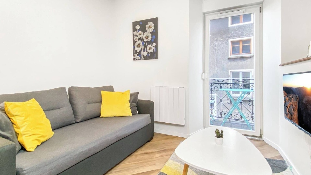 La Roche-sur-Foron Apartment | Homey Walter - Near train station/Balcony/Netflix