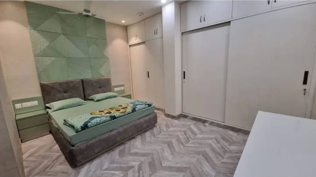 Sainik Farm Condo | Homlee Pentagon Basement Apartment in saket