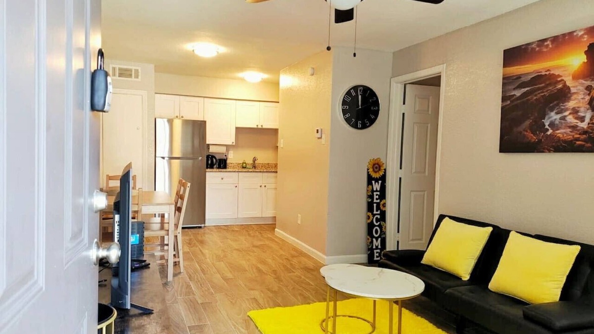 Greater Heights Apartment | Honey 1 Bed 1 Bath near Downtown & Houston Heights