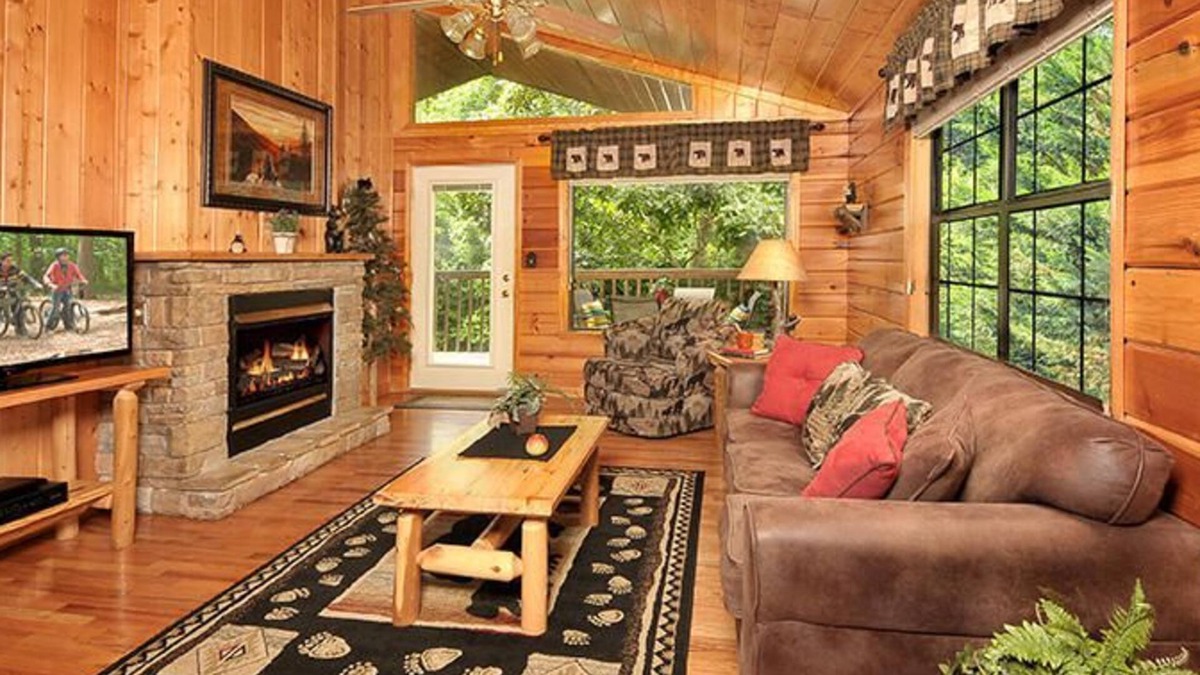 Sevierville Resort | Honey Bear Den is a warm and cozy one-bedroom cabin in Hidden Springs Resort.