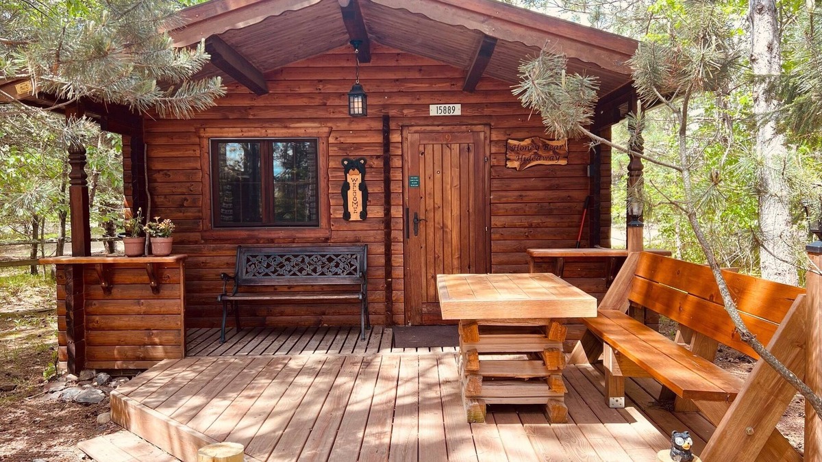Hayward Cabin | Honey Bear Hideaway - studio cabin in the heart of hayward!