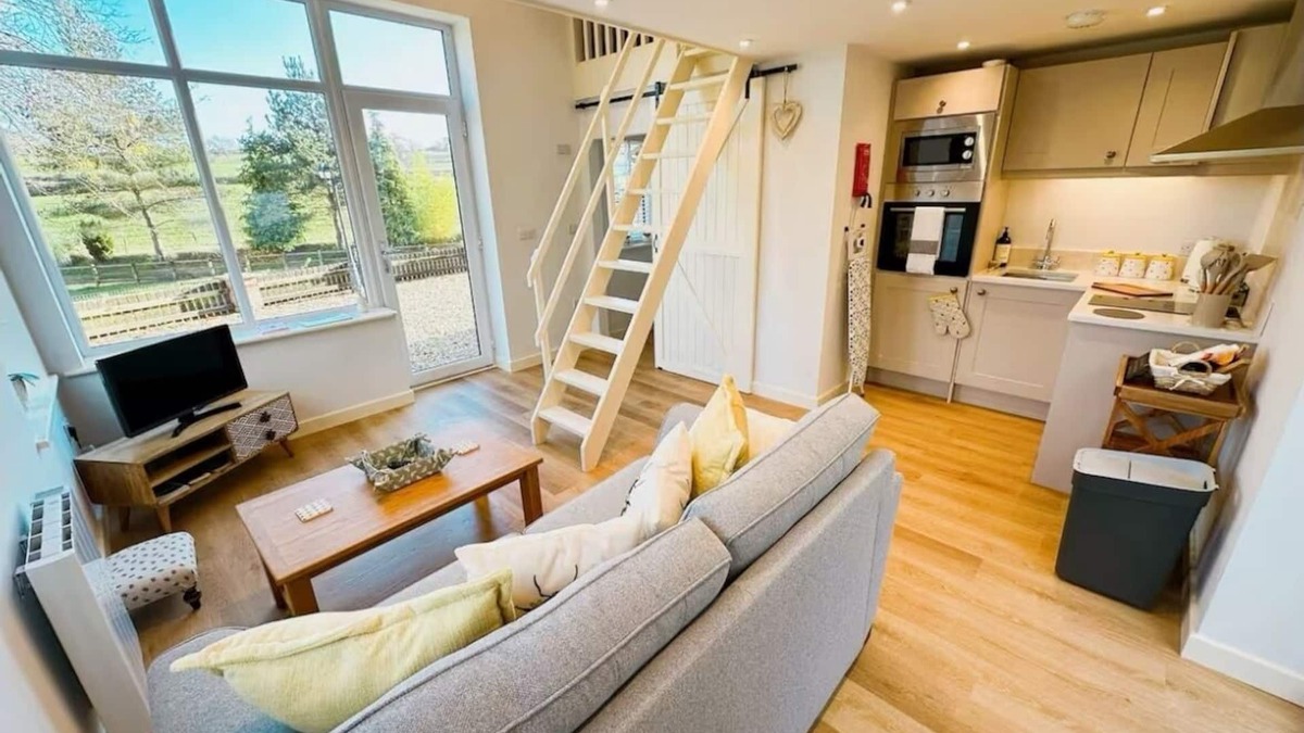 Kingswood House | Honey Bee Cottage, Tiny House, Welshpool
