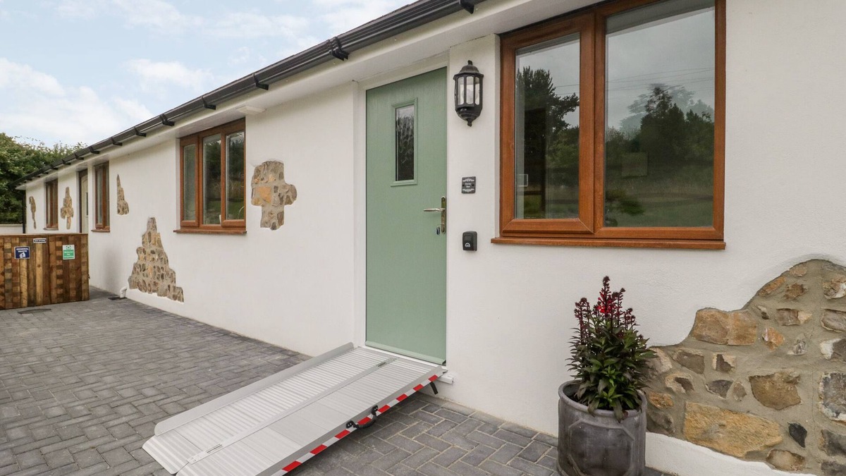 Axminster Cottage | HONEY BEE RETREAT, pet friendly, with a garden in Tytherleigh
