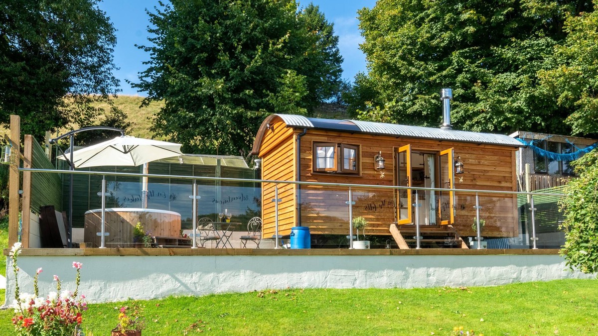 Hawkshead Cabin | Honey Bee Shepherd's Hut - Wood-fired Hot Tub