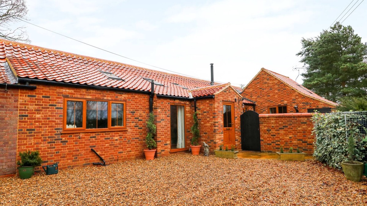 Fulmodeston House | HONEY BUZZARD BARN, pet friendly, with open fire in Fakenham