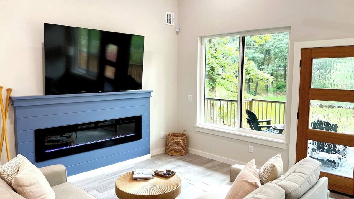 Grove House | Honey Creek Hideaway · Modern Home w/Huge Deck, 1/2 Acre, Close to Lake