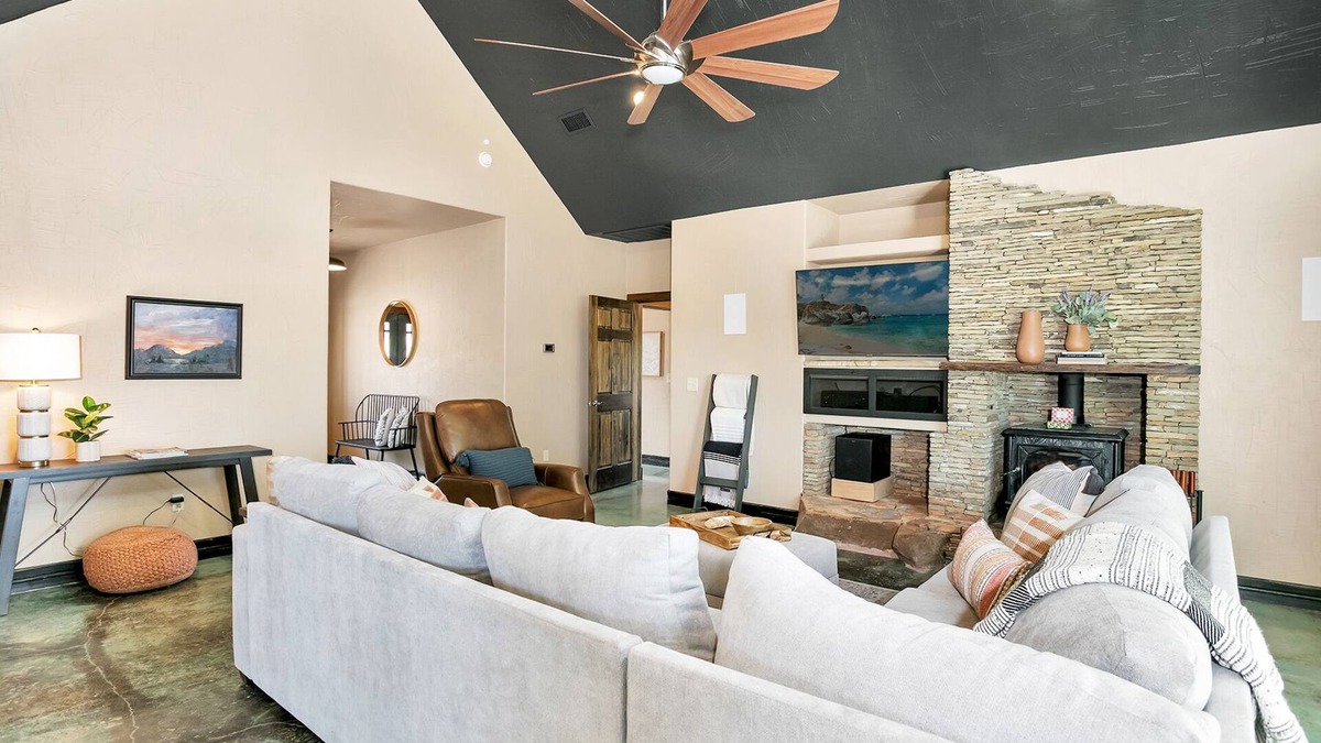 Fredericksburg House | Honey Hill The Back 20 | Rustic Country 2/2 Home | King Beds| Wildlife | Brilliant Stars