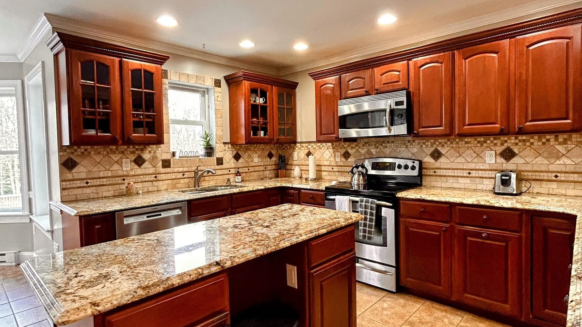 Ashfield House | Honey Oak Manor, Charming 4-bedroom house with WiFi, AC in lovely Jim Thorpe