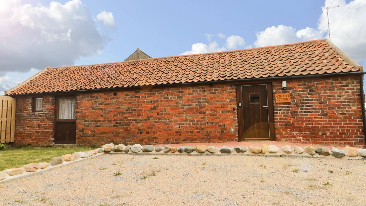 Winestead Cottage | HONEYBEE COTTAGE, pet friendly, with a garden in Withernsea
