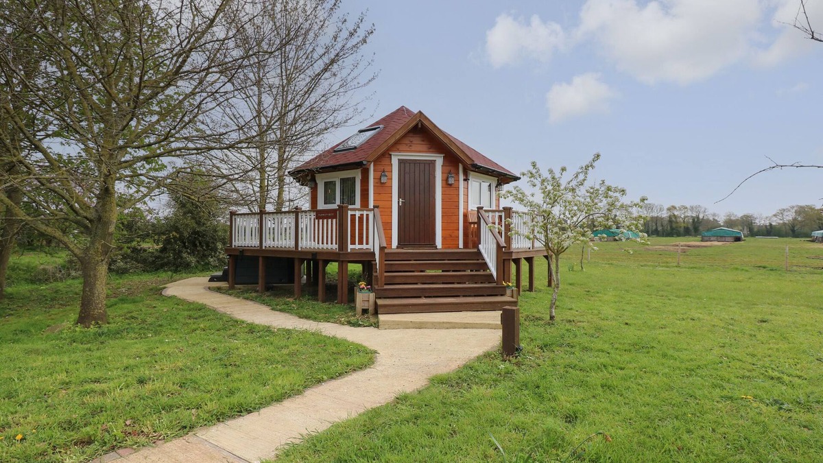 Pentney Cottage | HONEYBEE RETREAT, romantic, with hot tub in Upper Marham