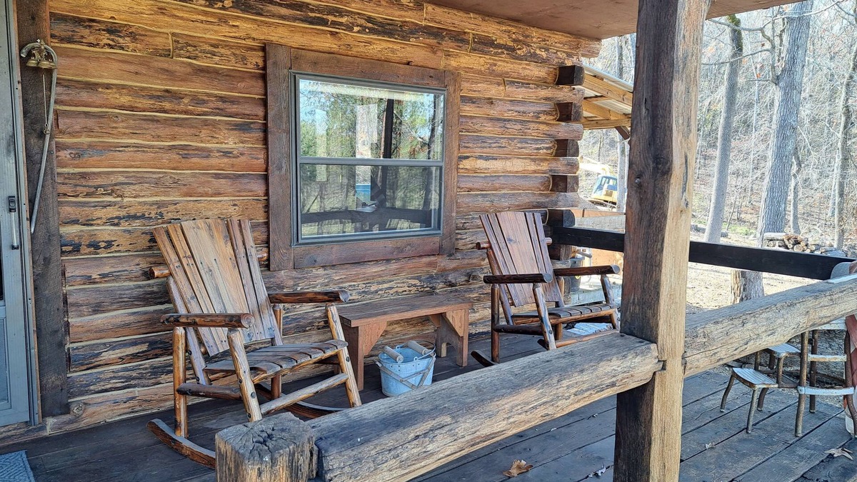 Hardy Cabin | HONEYCOMB HIVE. Secluded cabin in the woods, 1.5 miles to river and downtown