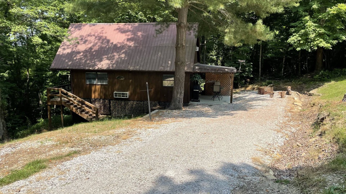 Farmers Cabin | Honeymoon and relax near Cave Run Lake at the Musky Hideaway Cabin
