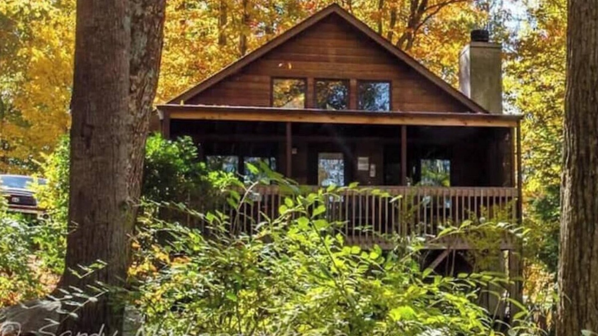 Skyland Cabin | Honeymoon cabin for 2 w/hottub 6mi to DT Asheville