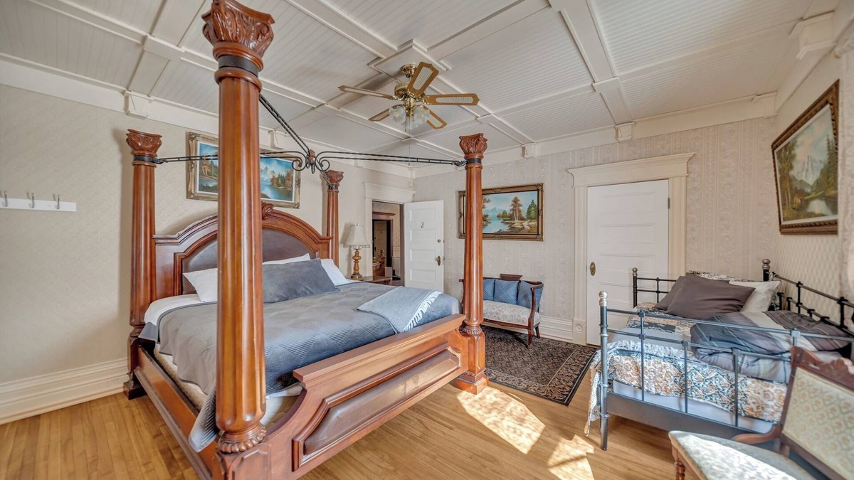 Marmora Bed & Breakfast | Honeymoon Suite @ Marmora and Lake inn