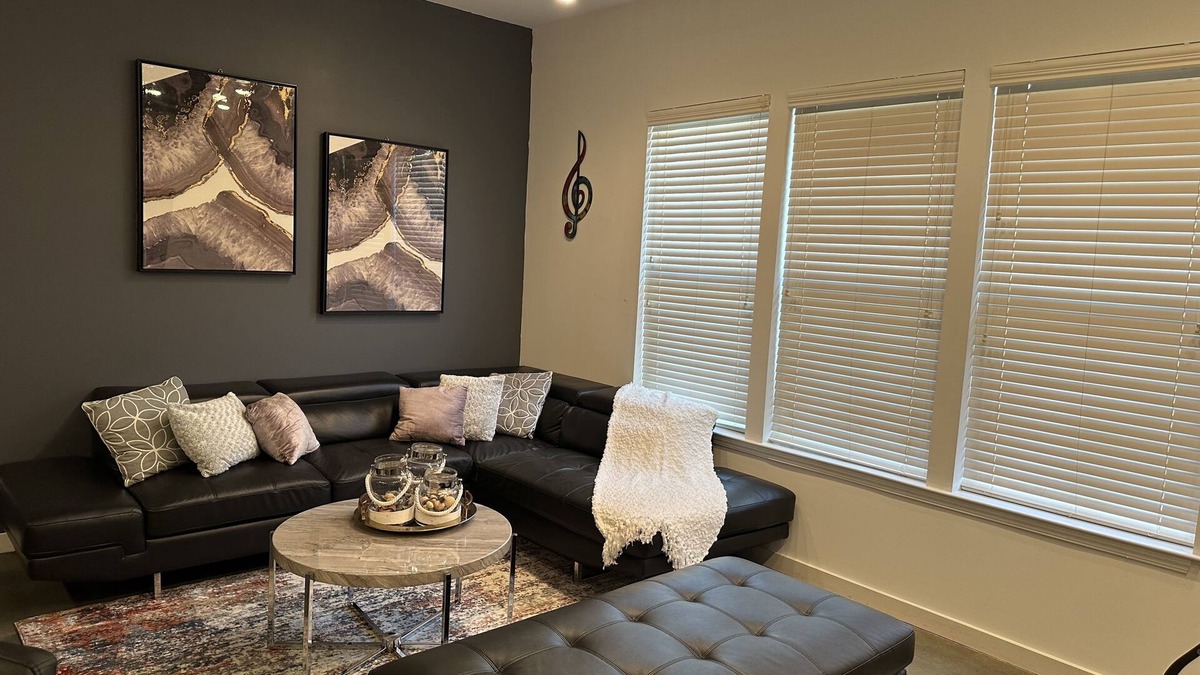 Downtown Memphis Apartment | Honeymoon, The City of Music, king s Bed, B street