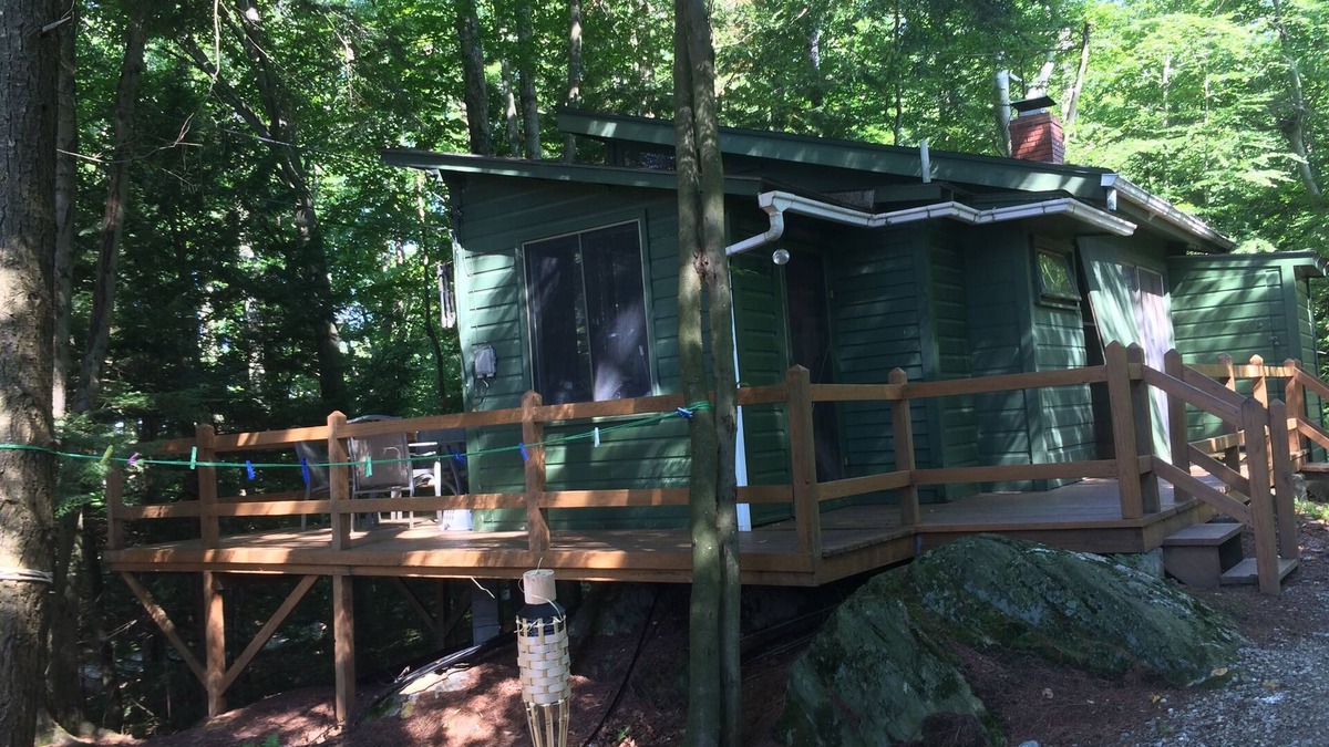 Williston Apartment | Honeymooners/Getaway Studio on Lovely Lake Iroquois near Burlington