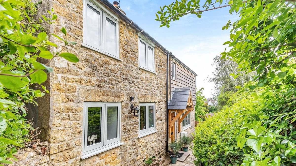 Shipton Gorge Cottage | HONEYPOT COTTAGE, pet friendly, with open fire in Burton Bradstock