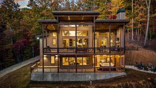 Morganton Ski Chalet | Honeysuckle Chalet - Luxe Mountain Chalet - Hot Tub, Wi-Fi, Pool Table, Party Deck, Fire Pit - 15 mins to Blue Ridge!