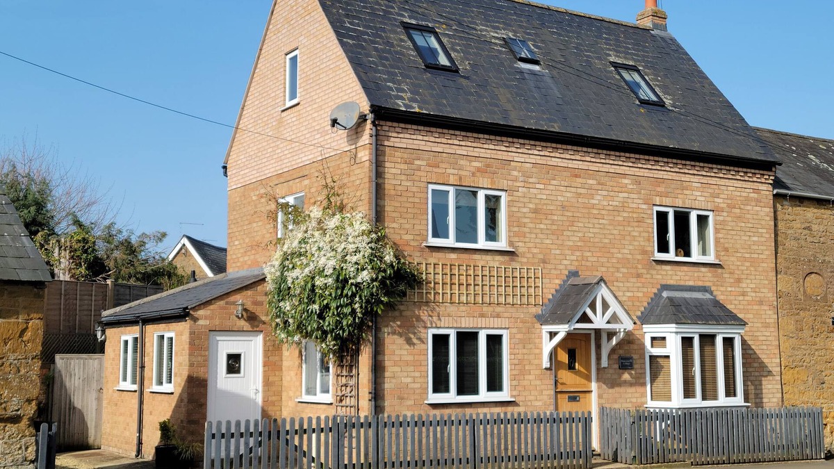 Sibford Gower Cottage | HONEYSUCKLE COTTAGE (MIDDLE TYSOE), pet friendly in Tysoe