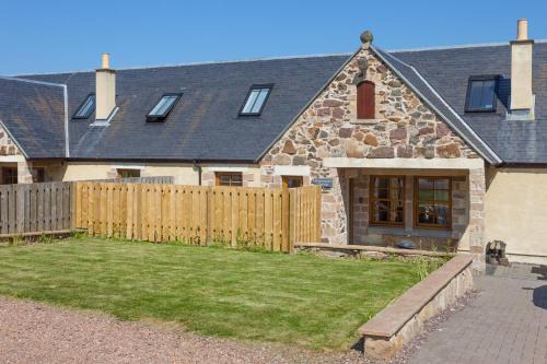 Linlithgow Apartment | Honeysuckle Cottage at Williamscraig Holiday Cottages