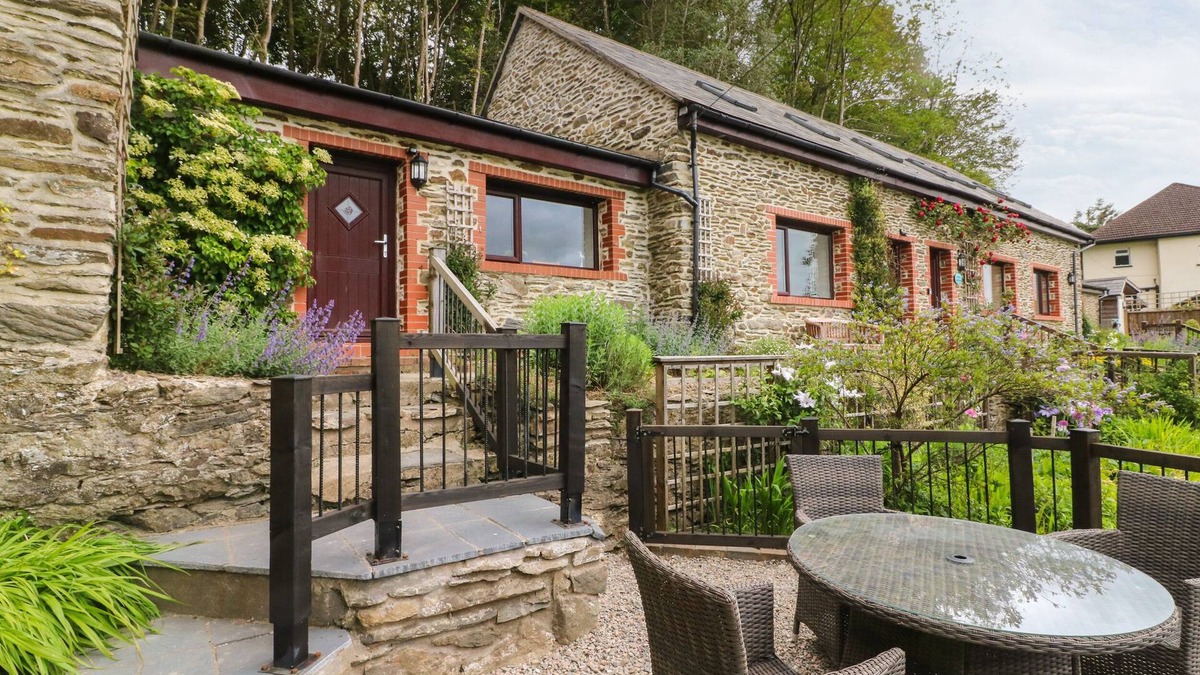 Barnstaple Cottage | HONEYSUCKLE COTTAGE, family friendly, with a garden in Barnstaple