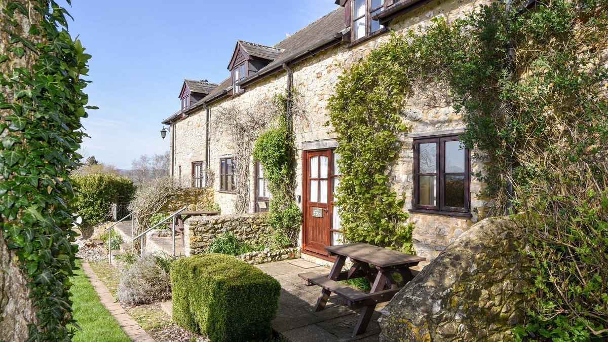 Axminster Cottage | HONEYSUCKLE COTTAGE, pet friendly, with a garden in Musbury