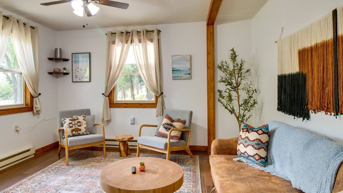 Eminence Cottage | ‘Honeysuckle Hill Cottage’ Near Downtown Eminence!