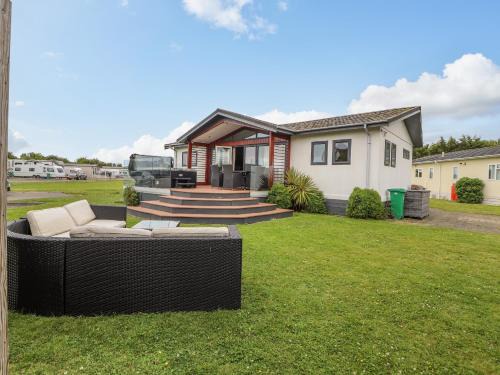 Kinmel Bay House | Honeysuckle Lodge