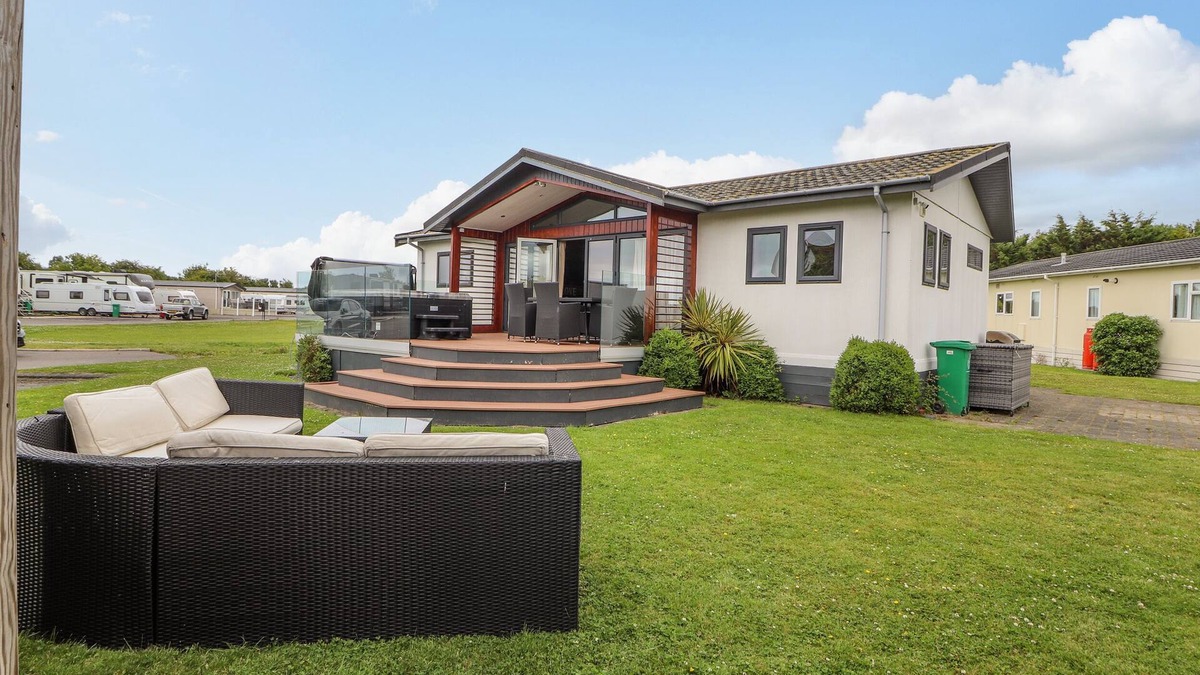 Kinmel Bay Cottage | HONEYSUCKLE LODGE, pet friendly, character holiday cottage in Towyn