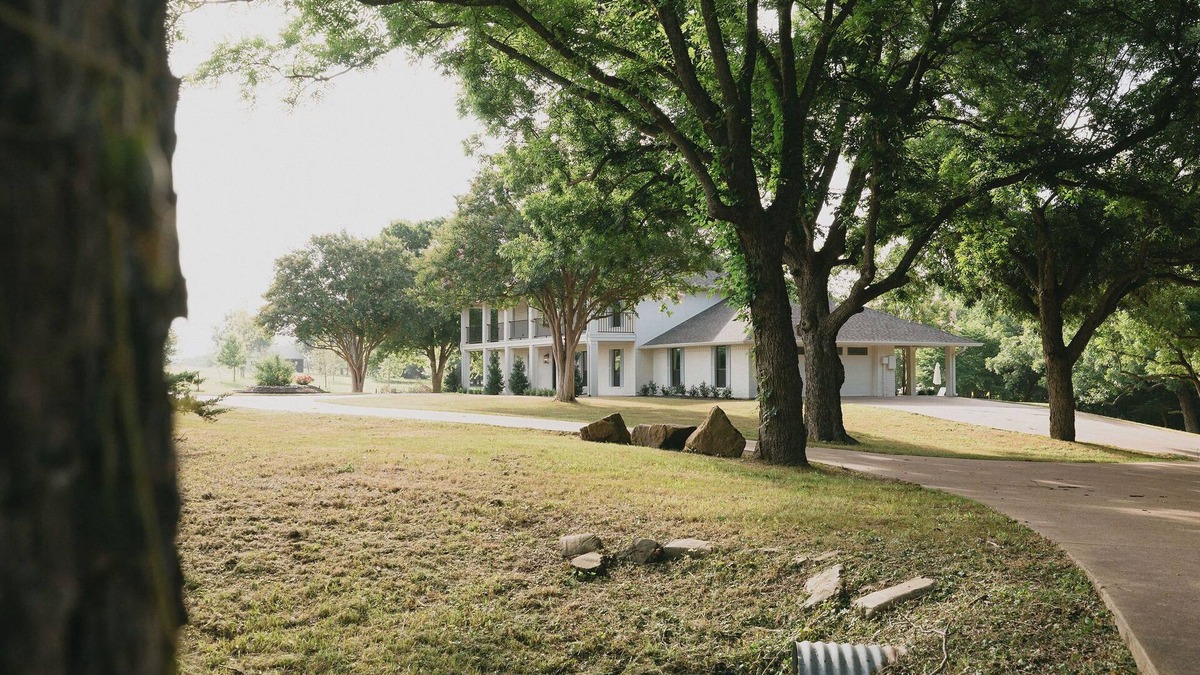 Midlothian House | Honeysuckle Manor – Texas Charm on 7 Peaceful Acres