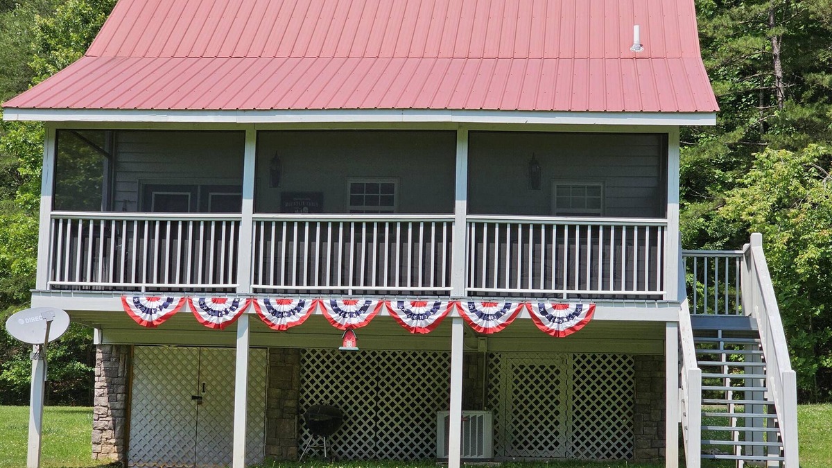 Blairsville Cabin | Honeysuckle-Sitting on Coosa creek with great views of the falls.