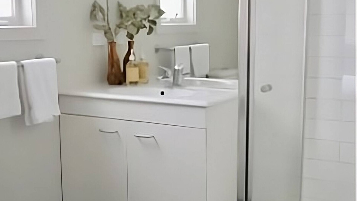 Bendigo House | Honeysuckle St Cottage. Central Location. Sleeps 8