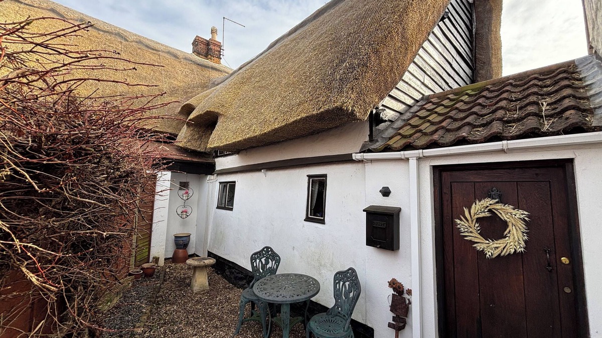 Whittlesey Cottage | Honeyway Cottage Entire House.