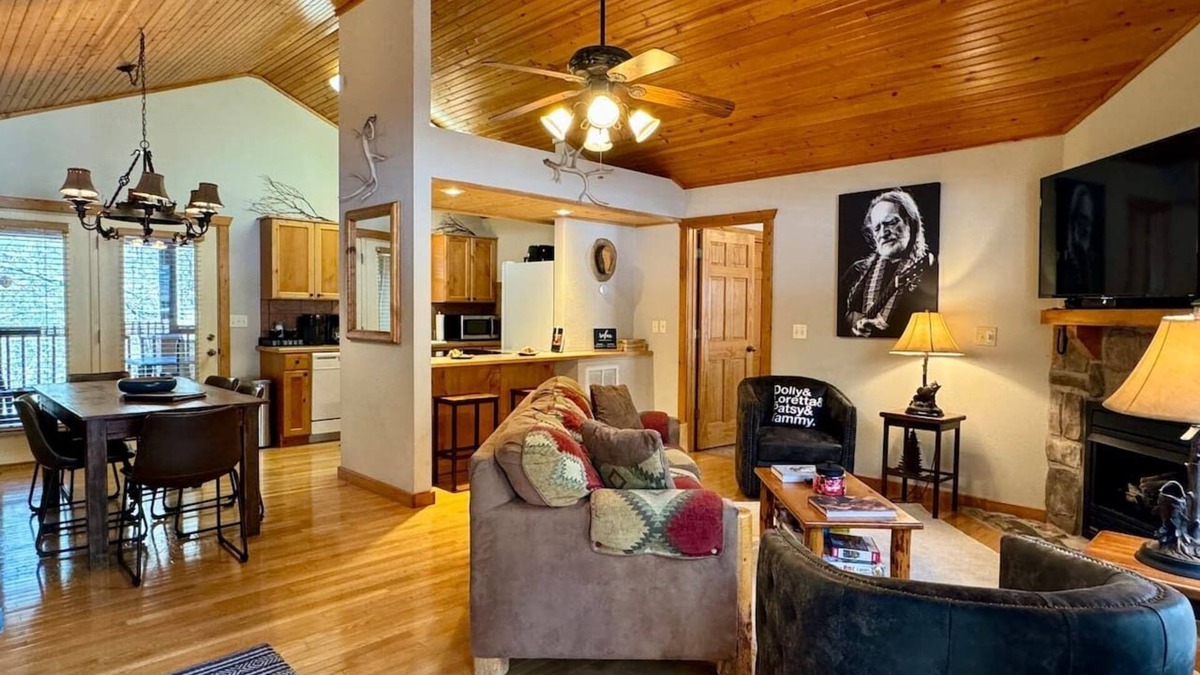 Reeds Spring Cabin | Honky Tonk Hideaway 4 mi. to SDC