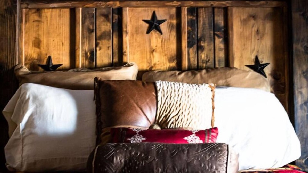 Coupland House | HonkyTonk dreams are made here! 7 rooms above a Legendary Texas Dancehall.