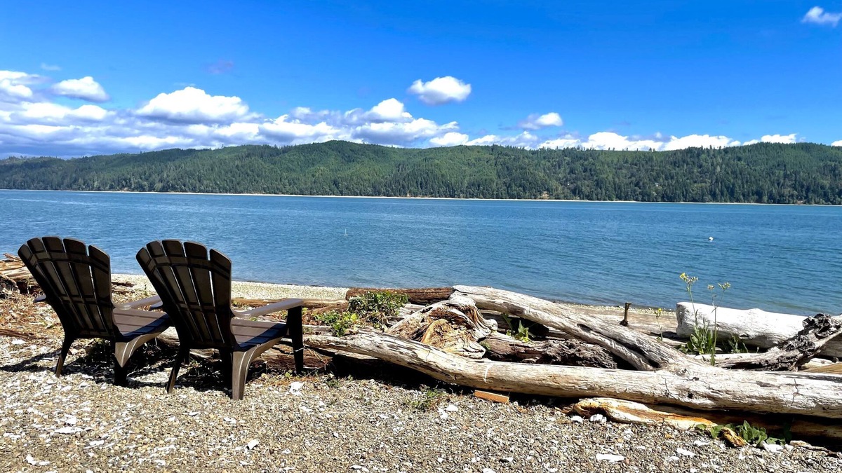 Lilliwaup House | Hood Canal beachfront getaway w/hot tub and kayaking!