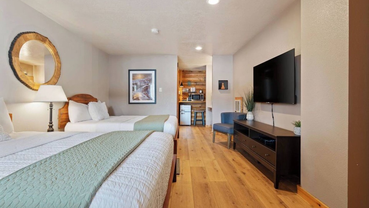 Duck Creek Village Hotel | Hoodoo Hideaway Double Queen Room Zion & Bryce
